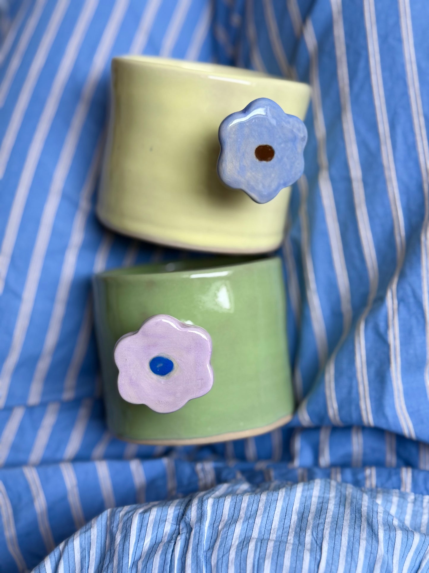 Kubek z uchwytem kwiatkiem- OUTLET