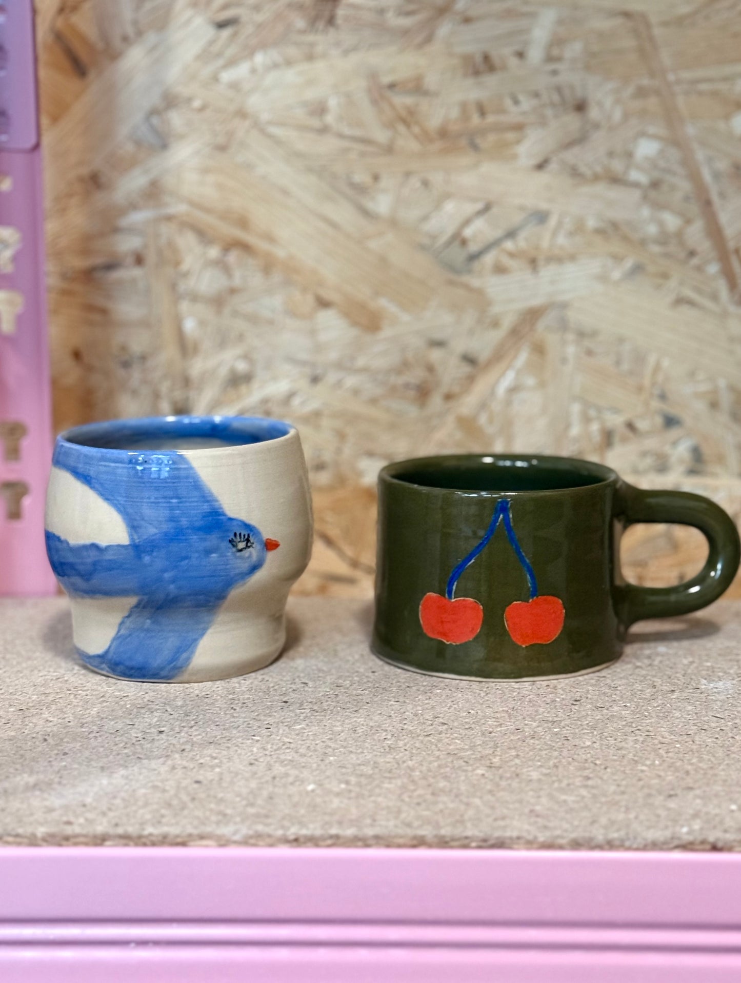 Czarka z niebieskim ptakiem