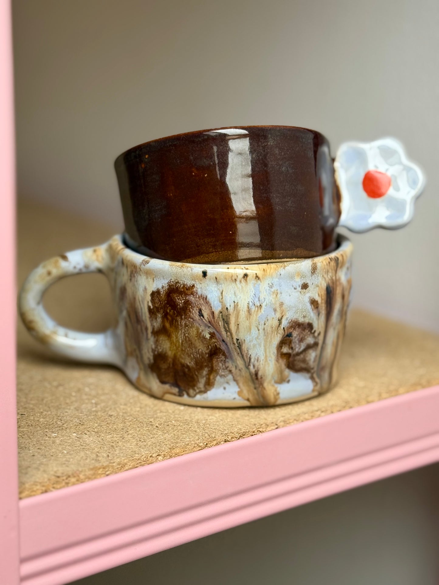 Kubek z uchem kwiatkiem