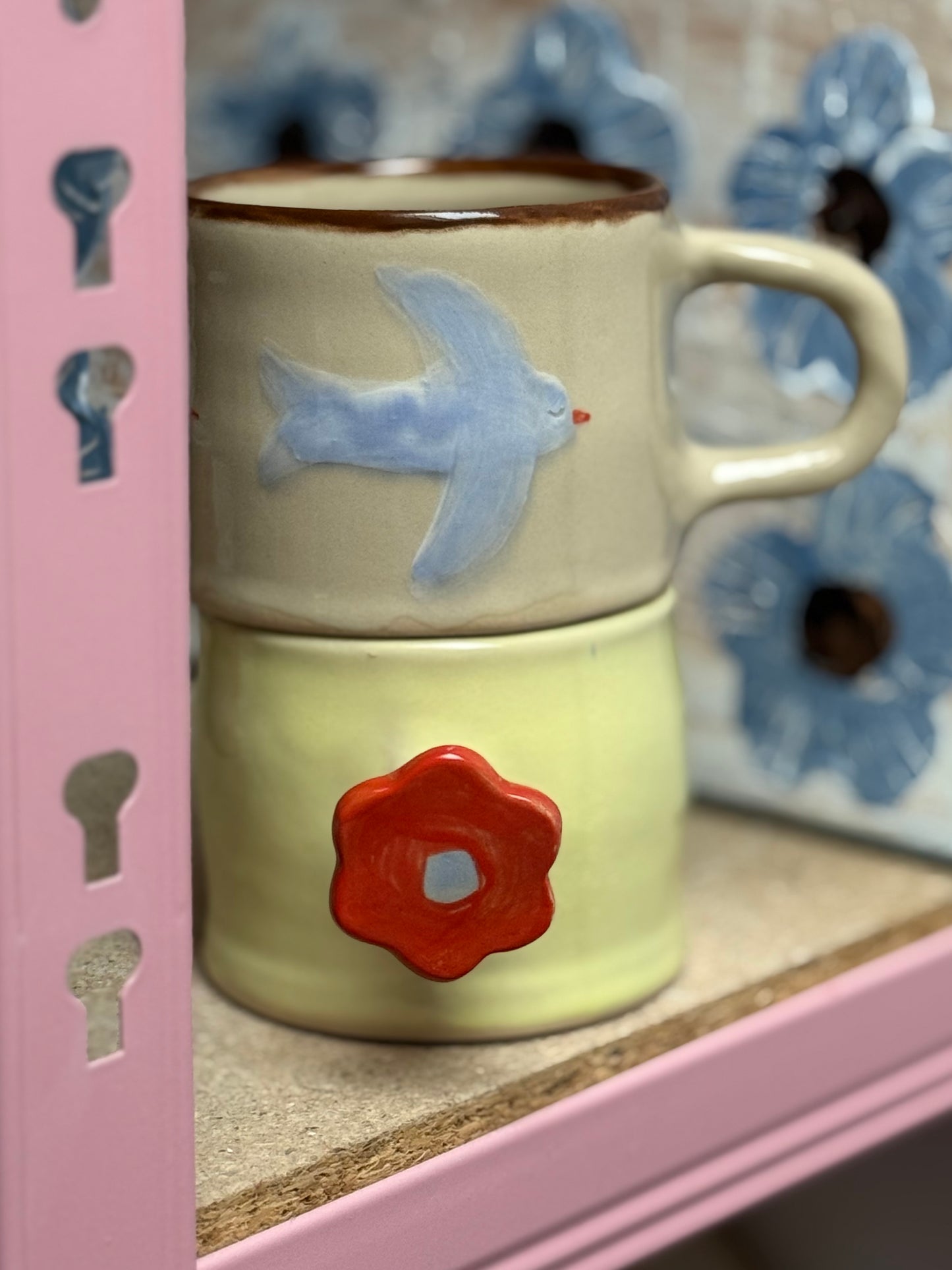 Kubek z uchwytem kwiatkiem