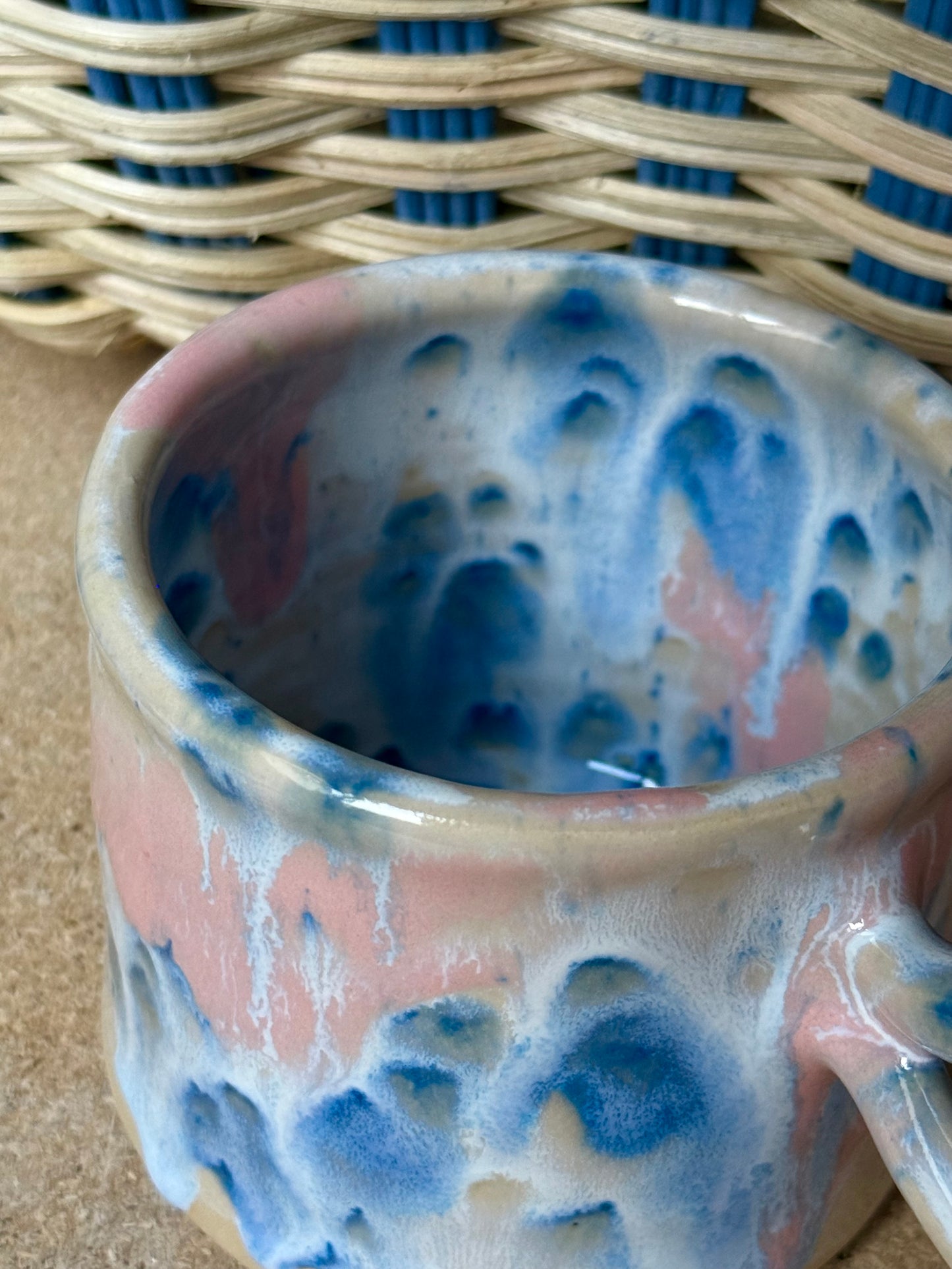 Kubek w plamki różowo-błękitne