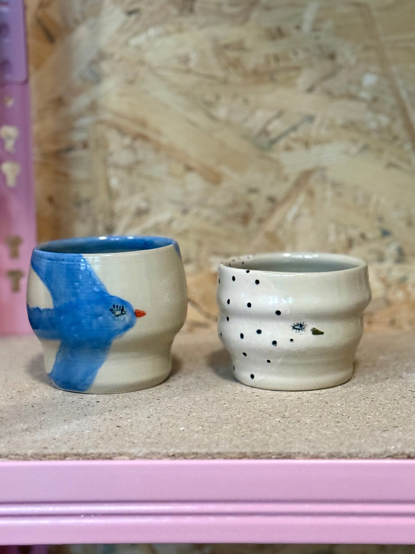 Czarka z niebieskim ptakiem