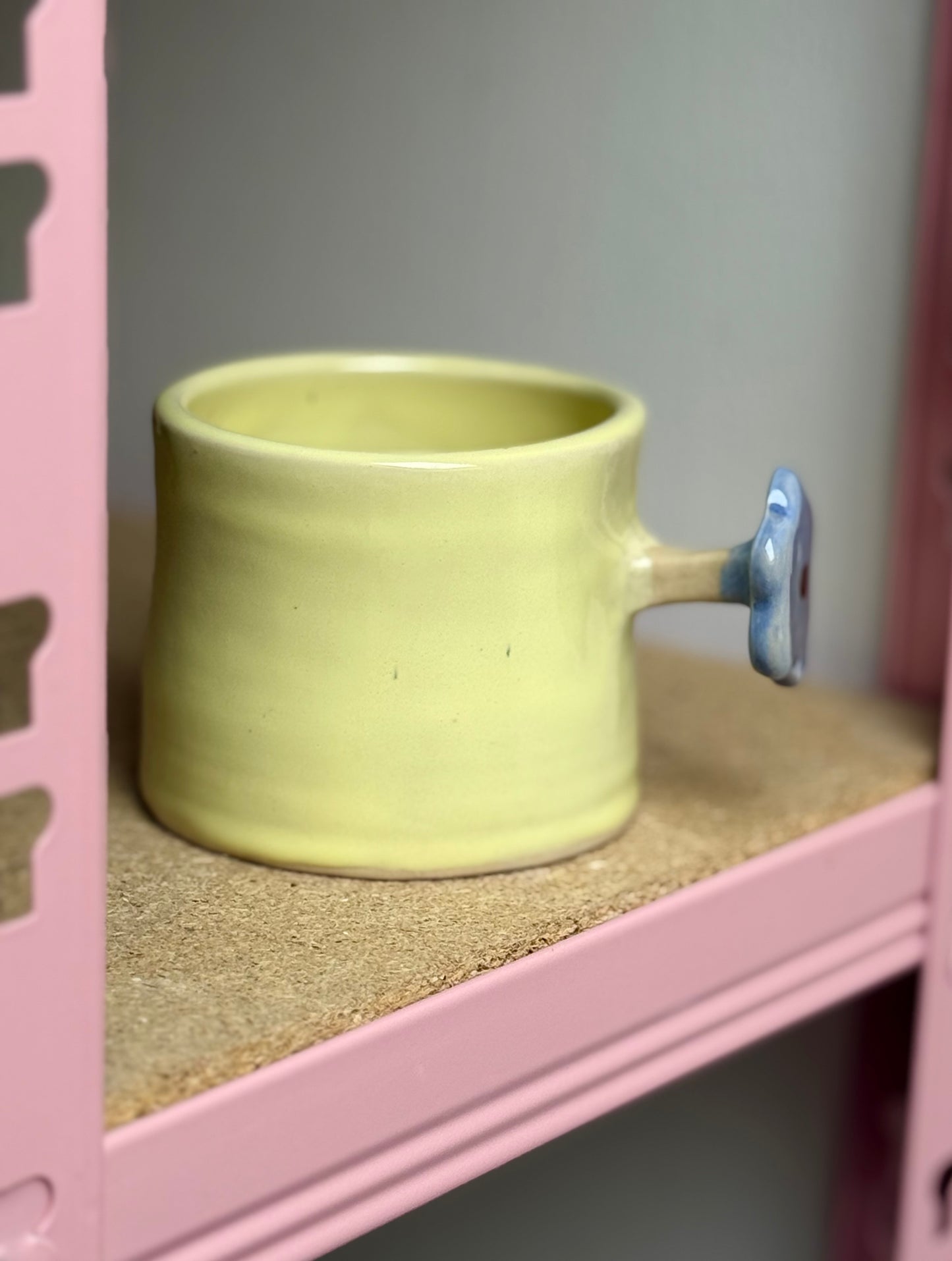 Kubek z uchwytem kwiatkiem- OUTLET