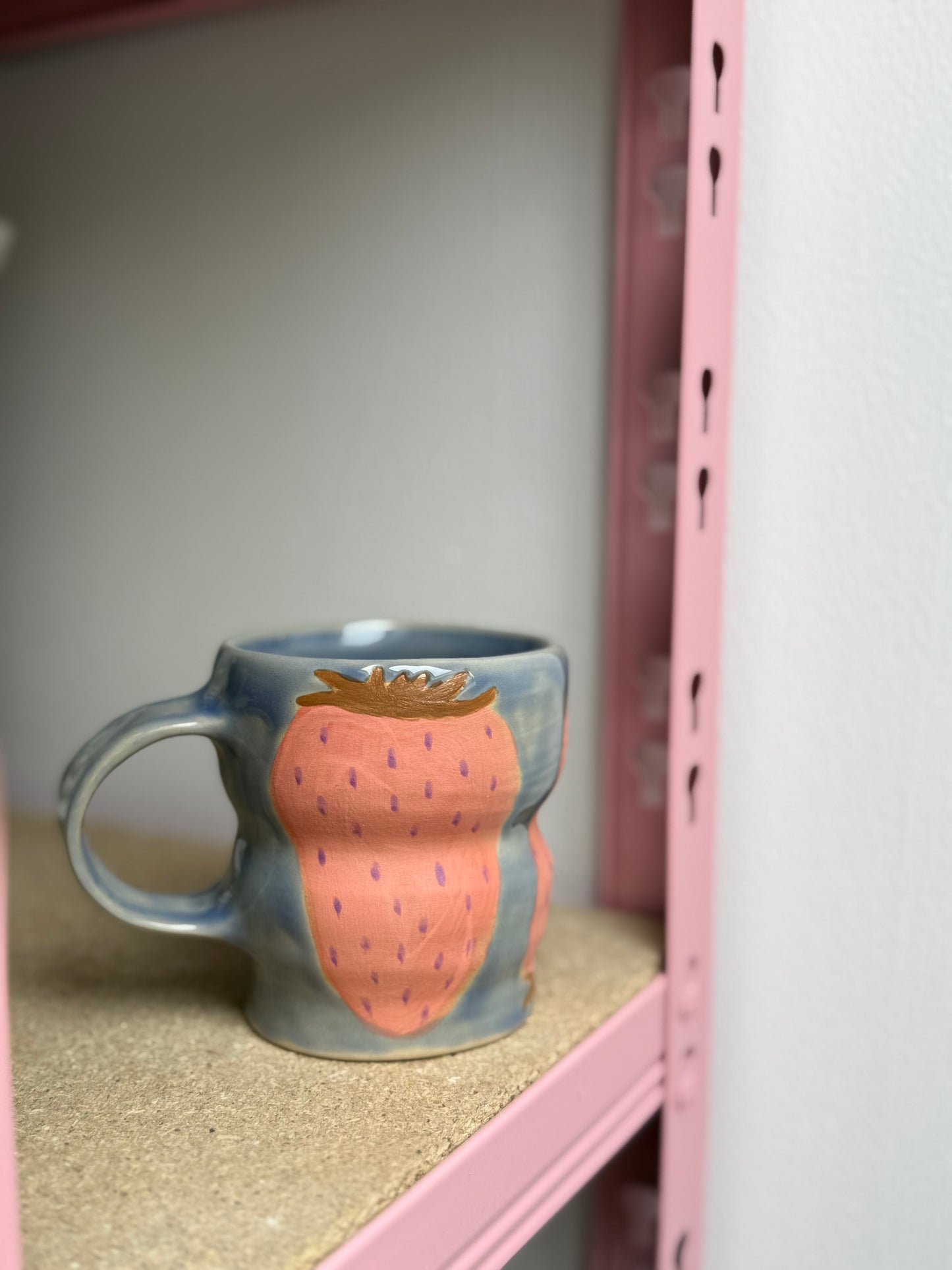 Kubek w różowe truskawki- OUTLET