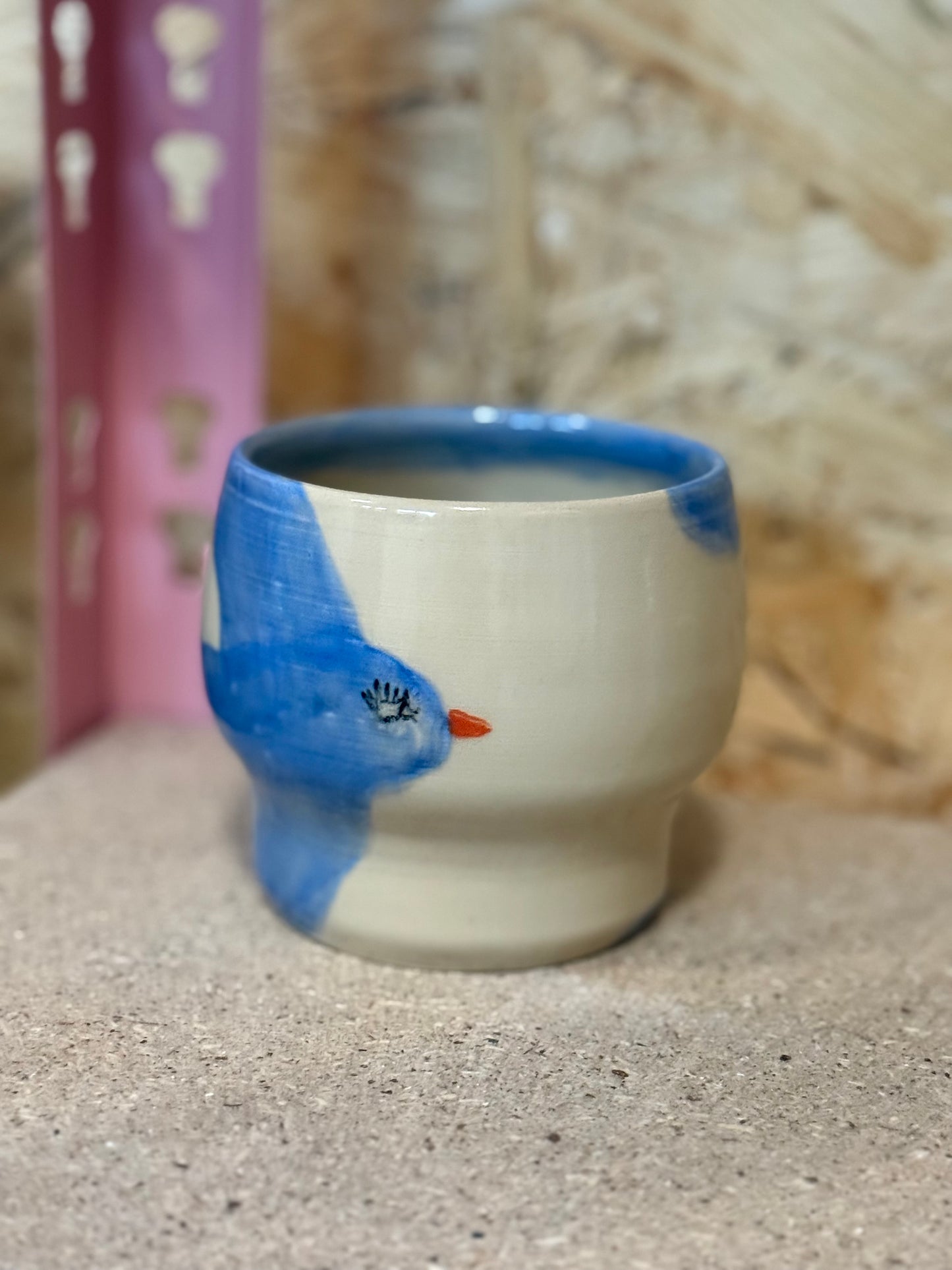 Czarka z niebieskim ptakiem