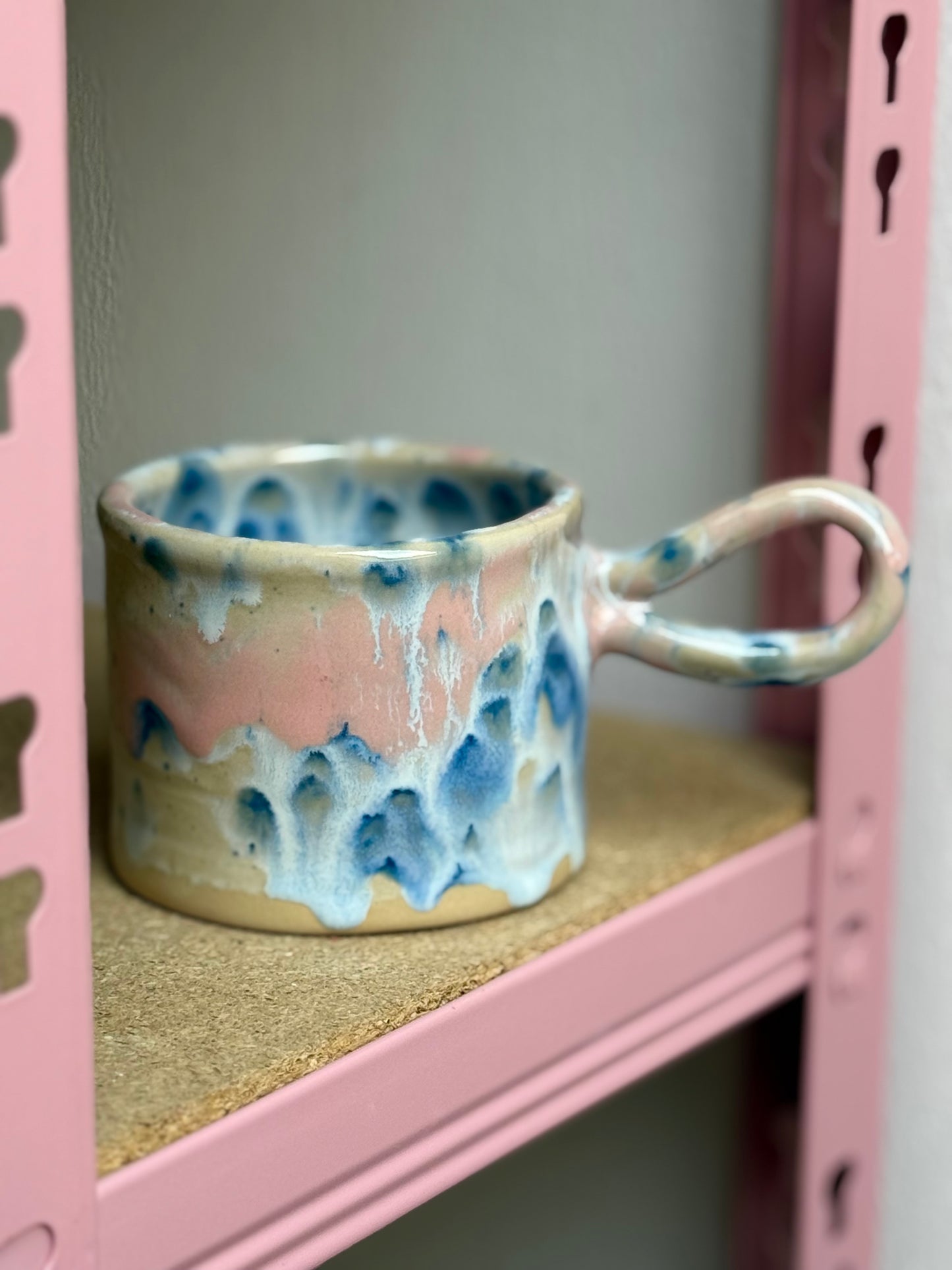 Kubek w plamki różowo-błękitne