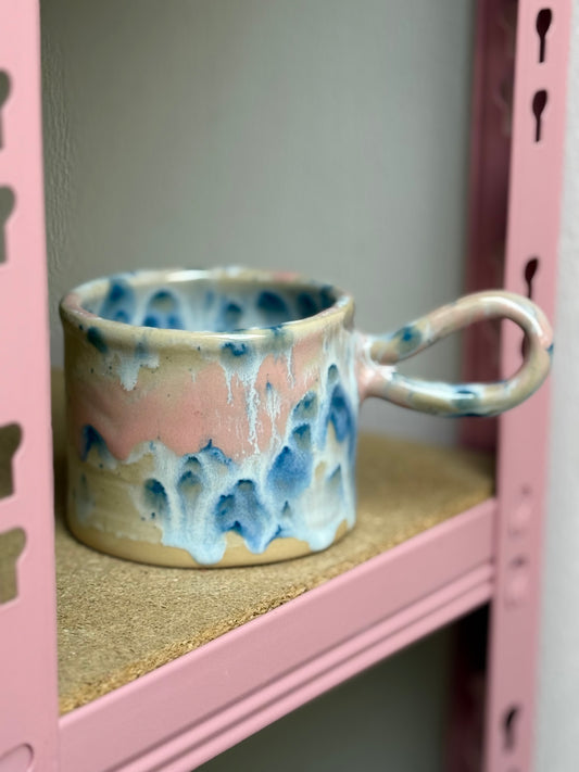 Kubek w plamki różowo-błękitne