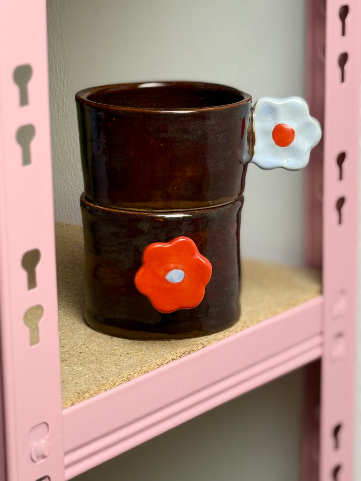 Kubek z uchwytem kwiatkiem- brąz