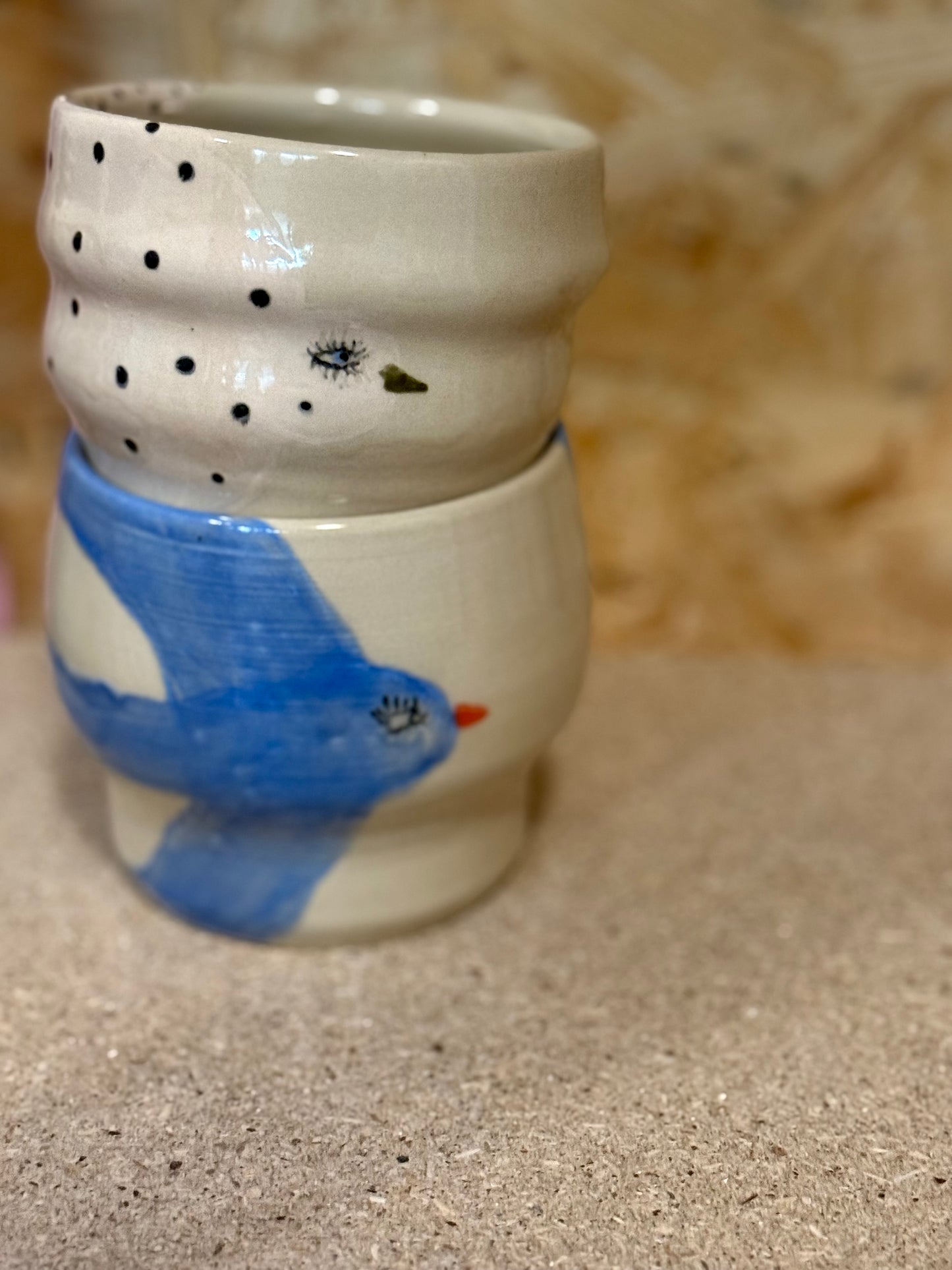 Czarka z niebieskim ptakiem