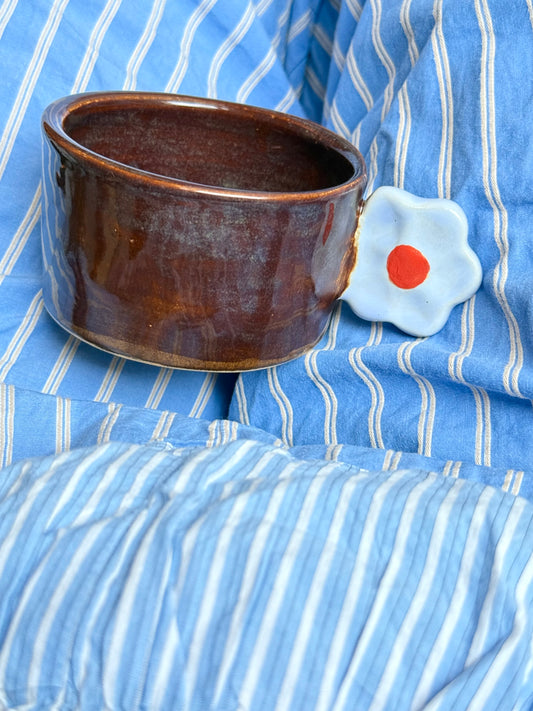 Kubek z uchem kwiatkiem