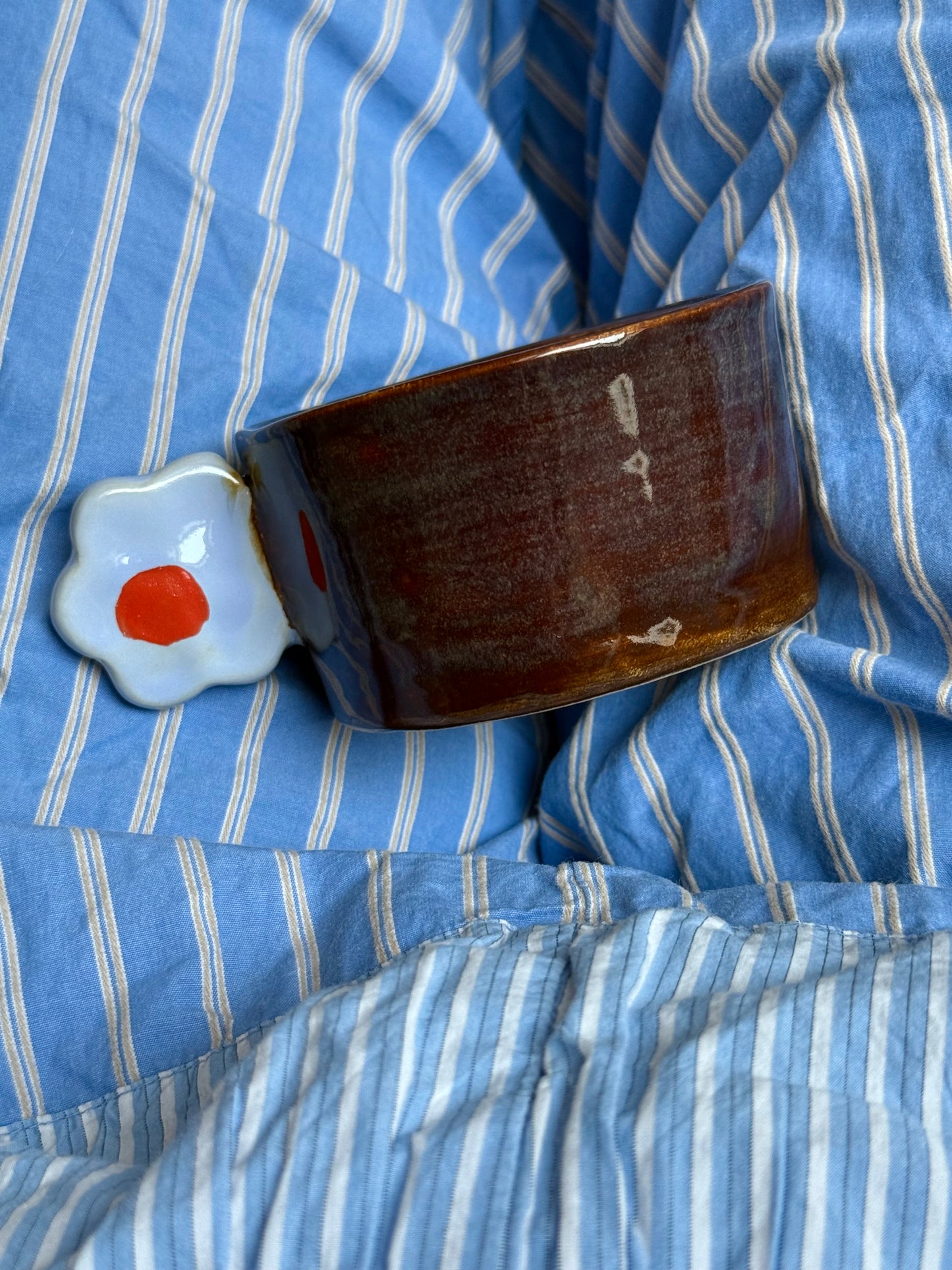 Kubek z uchem kwiatkiem