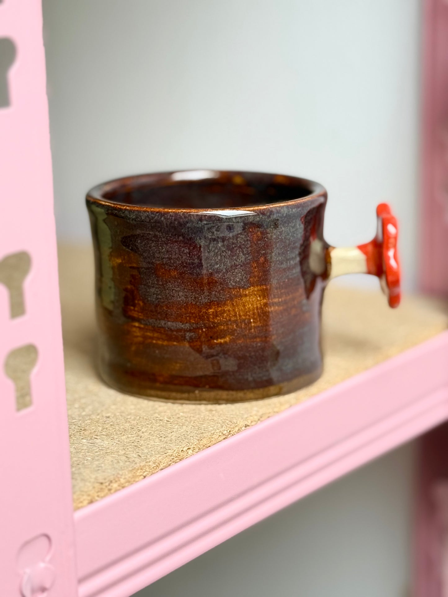 Kubek z uchwytem kwiatkiem- brąz