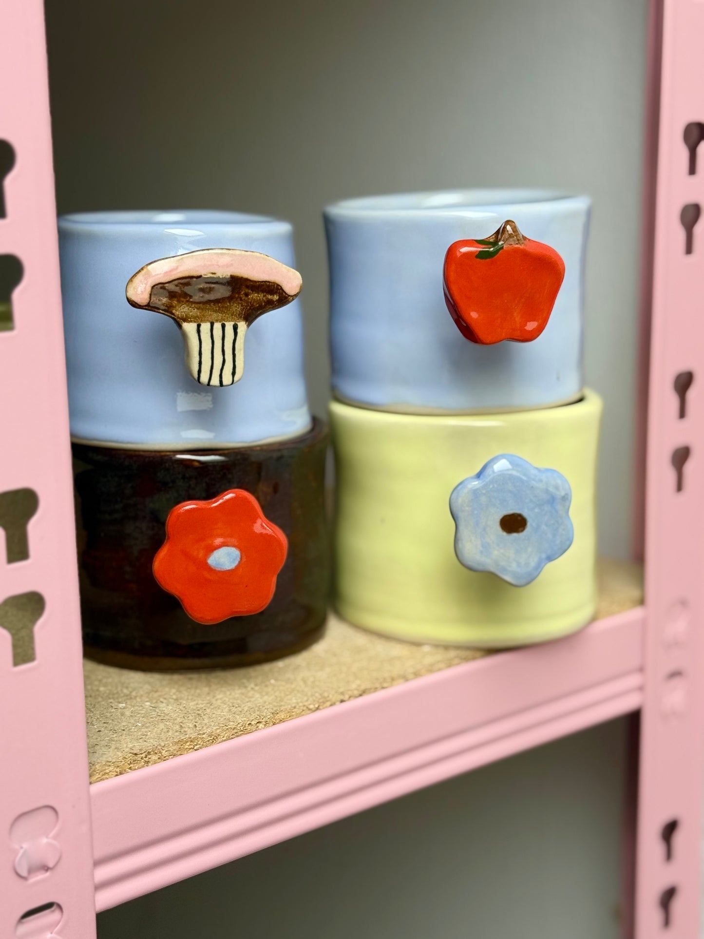 Kubek z uchwytem jabłkiem