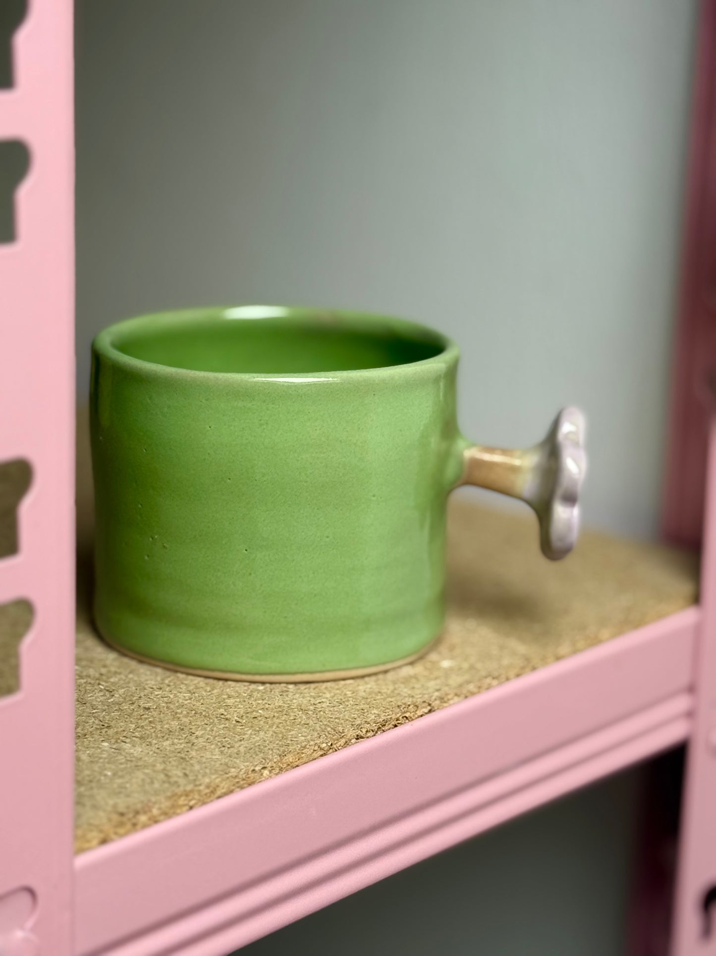 Kubek z uchwytem kwiatkiem- zielony