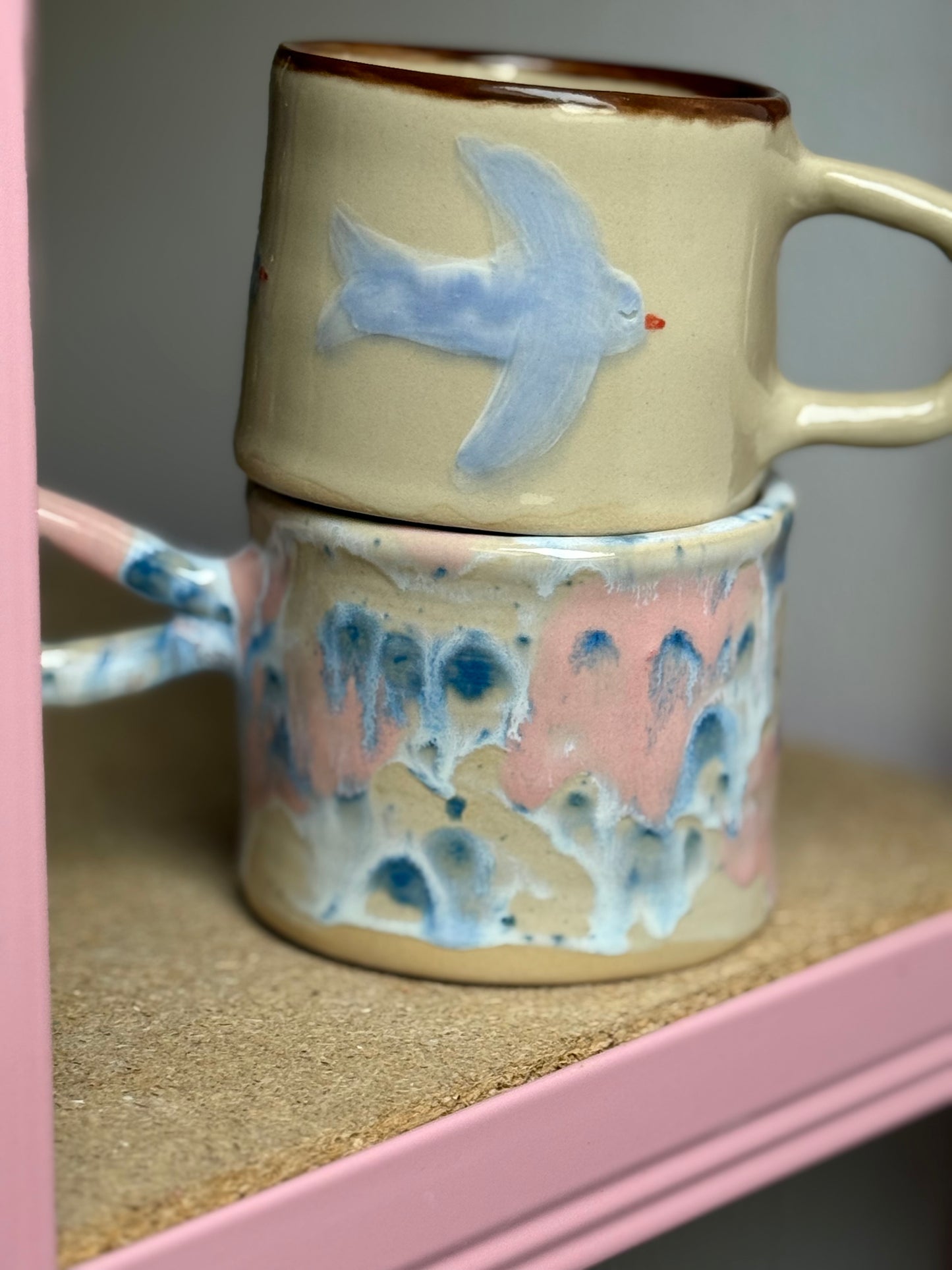 Kubek w plamki różowo-błękitne