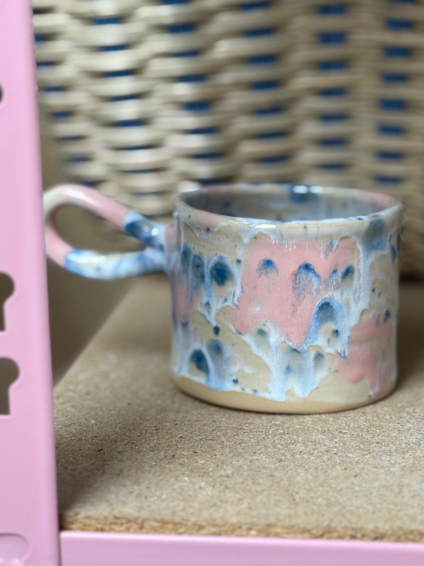 Kubek w plamki różowo-błękitne