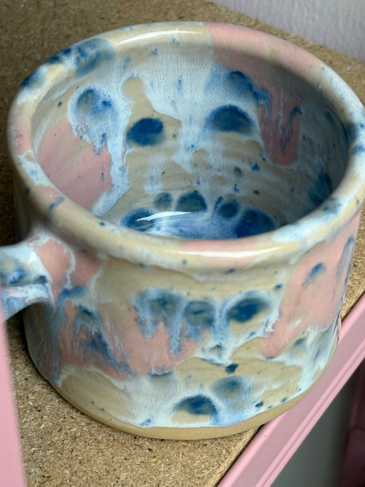 Kubek w plamki różowo-błękitne