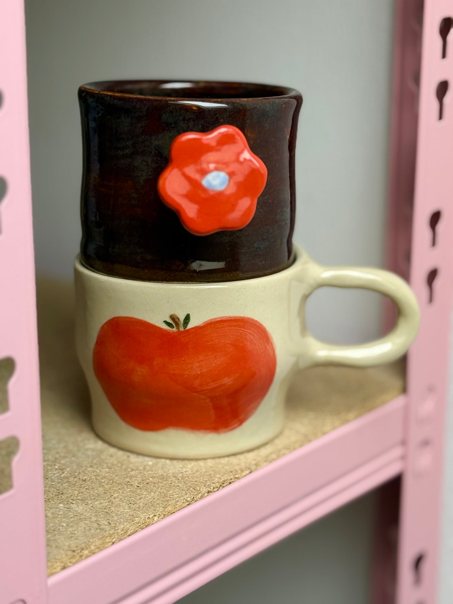 Kubek z uchwytem kwiatkiem- brąz