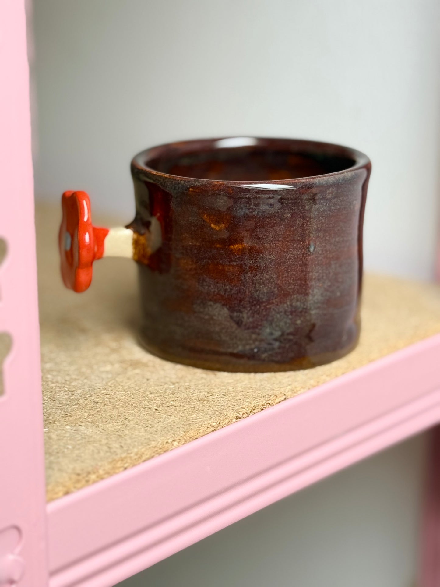 Kubek z uchwytem kwiatkiem- brąz