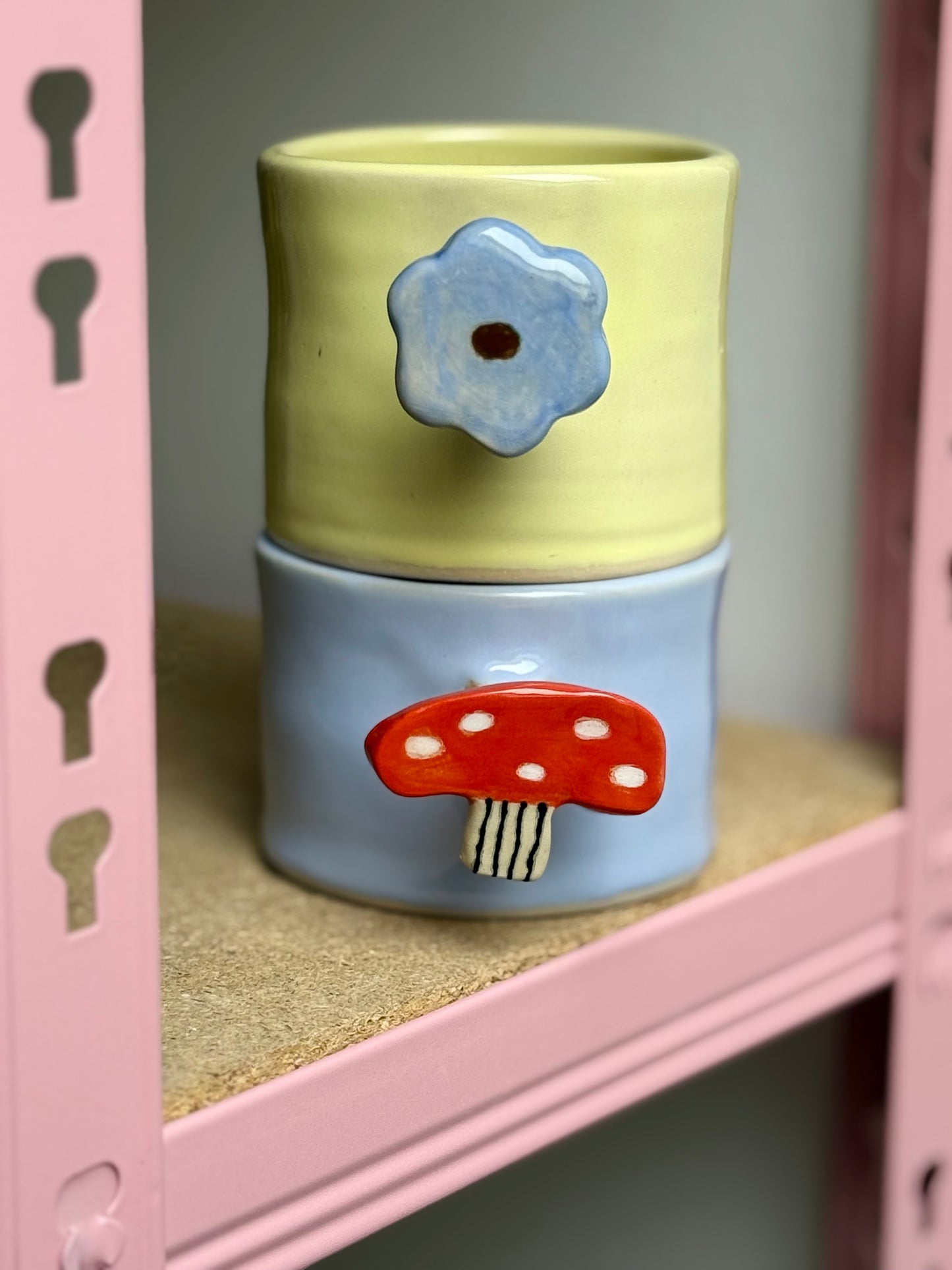 Kubek z uchwytem muchomorem