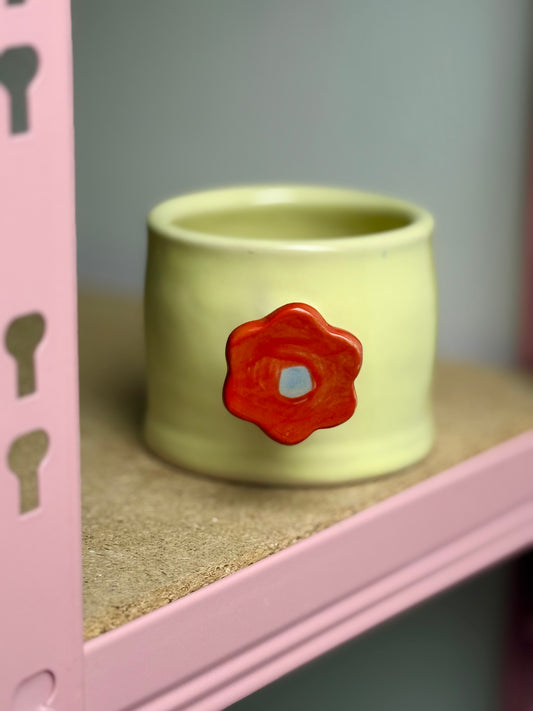 Kubek z uchwytem kwiatkiem