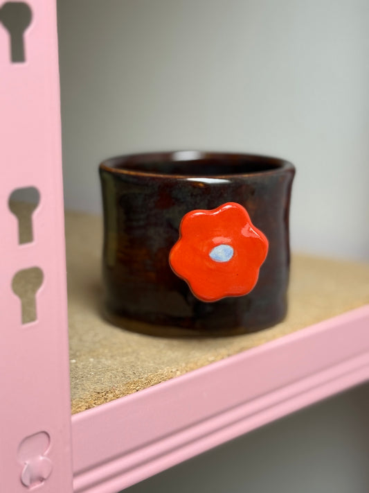 Kubek z uchwytem kwiatkiem- brąz