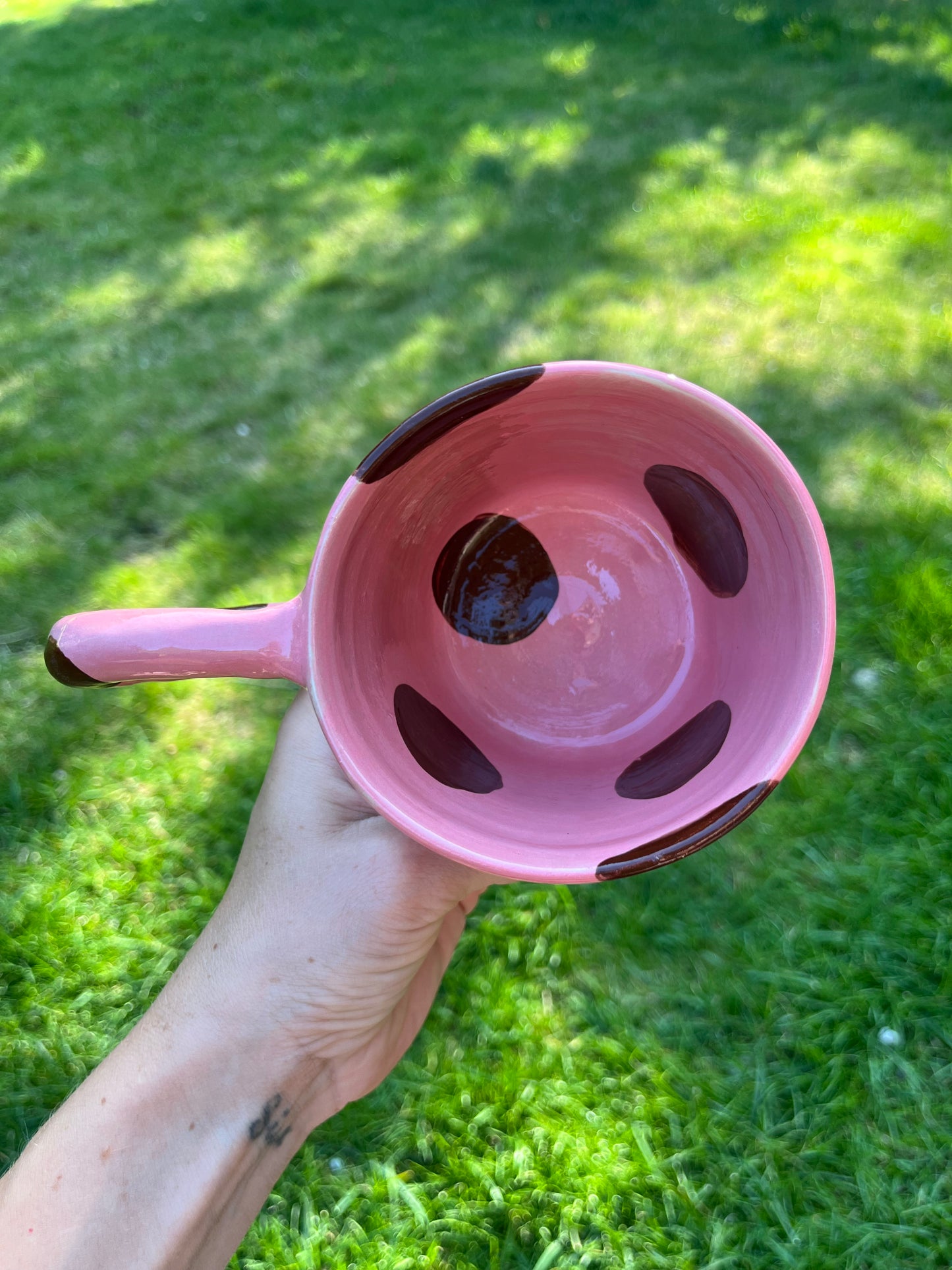 Kubek brązowe grochy
