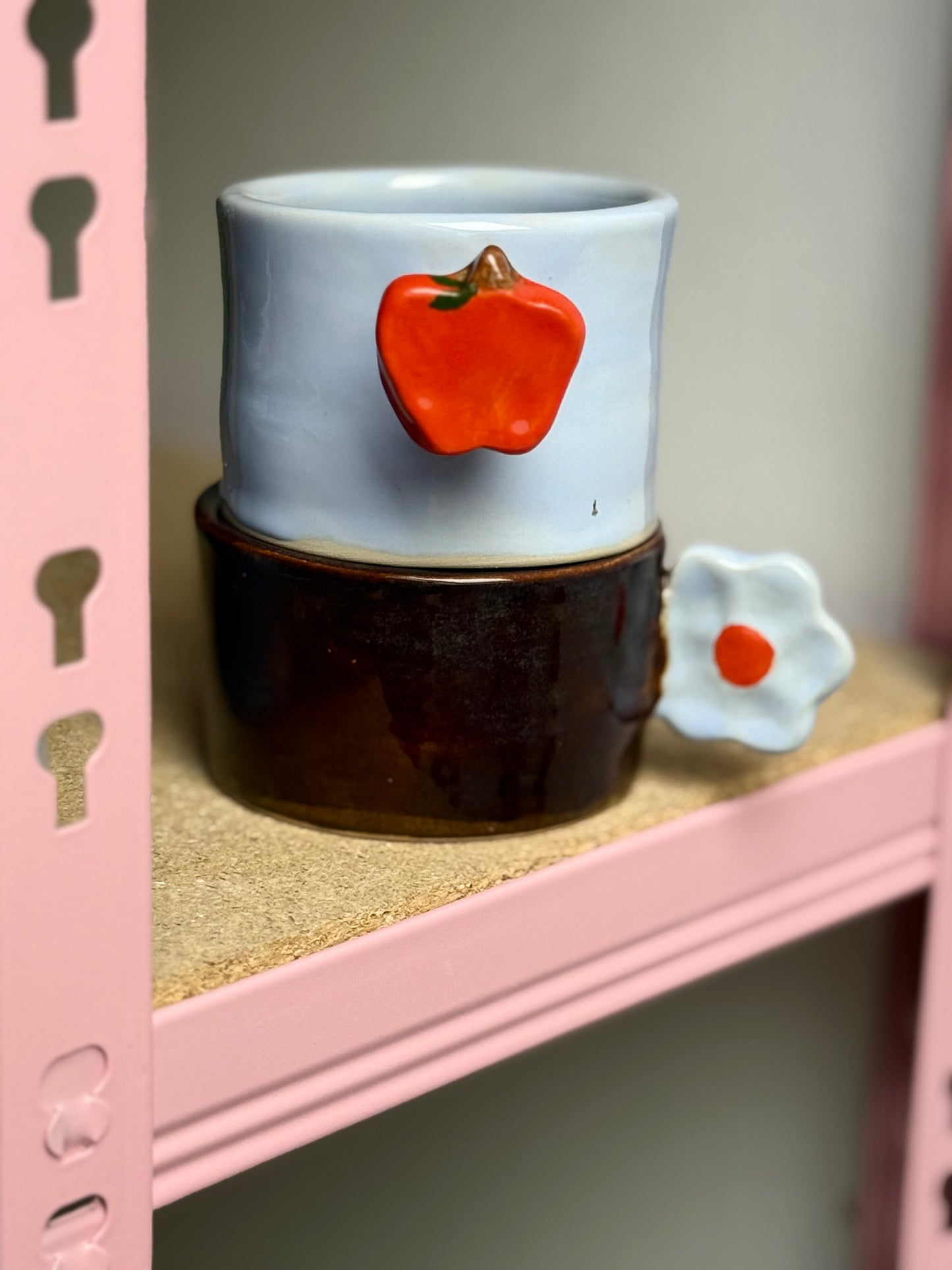 Kubek z uchem kwiatkiem