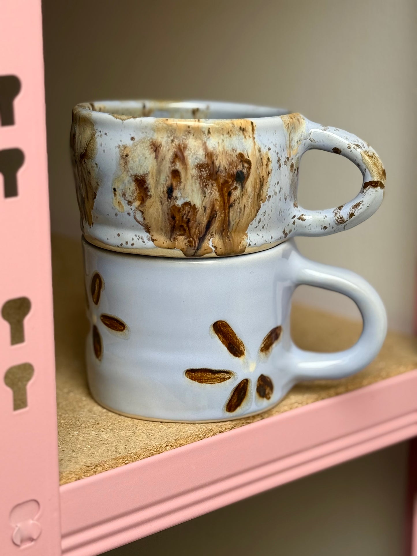 Kubek w brązowe kwiaty