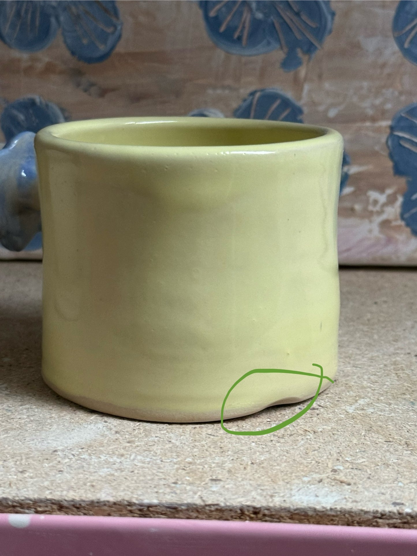 Kubek z uchwytem kwiatkiem- OUTLET