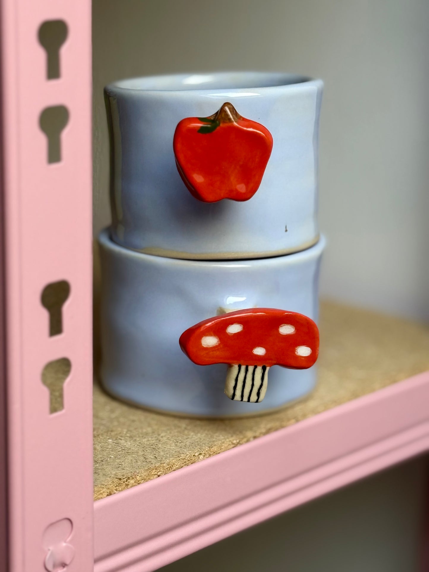 Kubek z uchwytem muchomorem