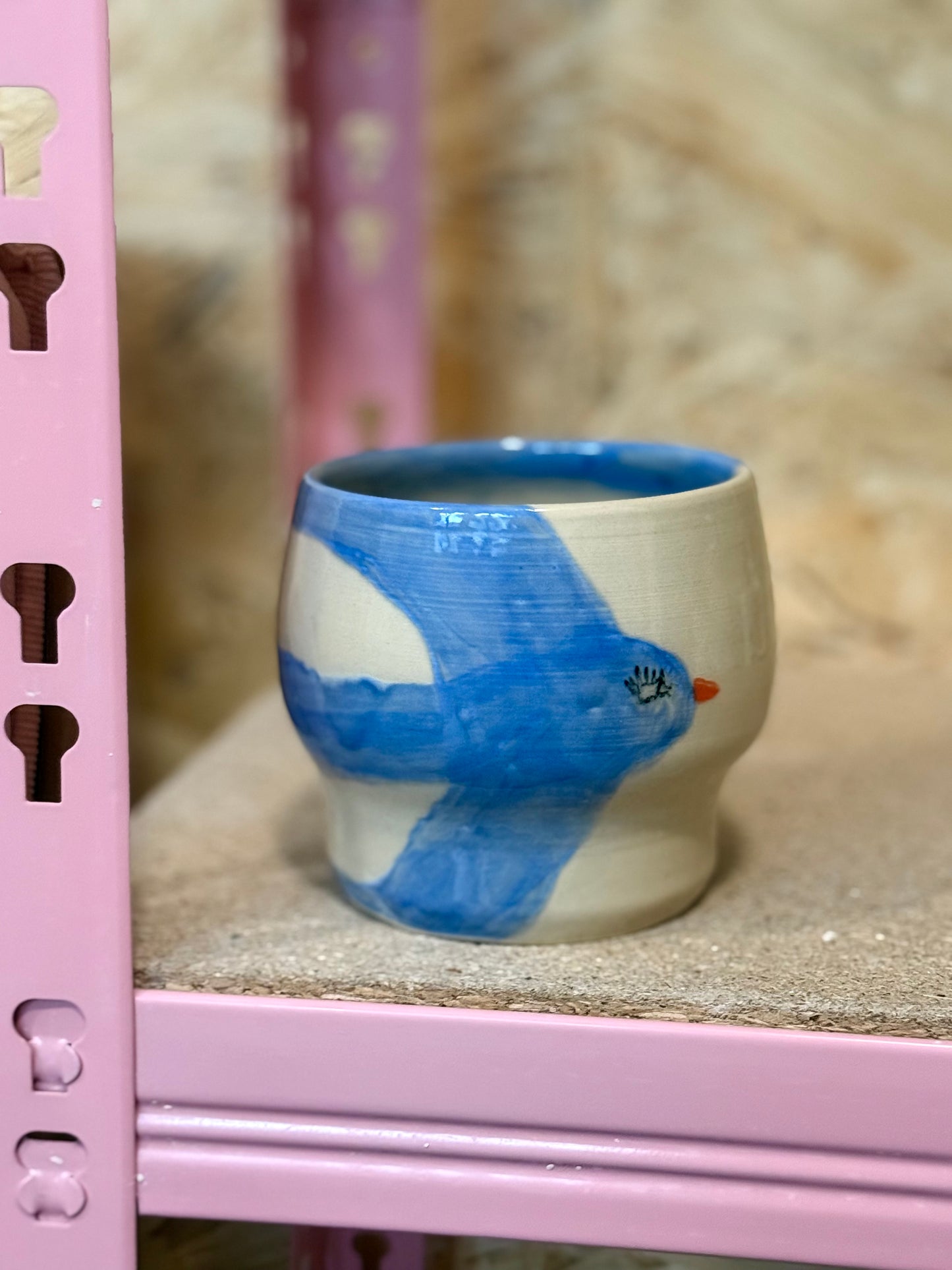 Czarka z niebieskim ptakiem