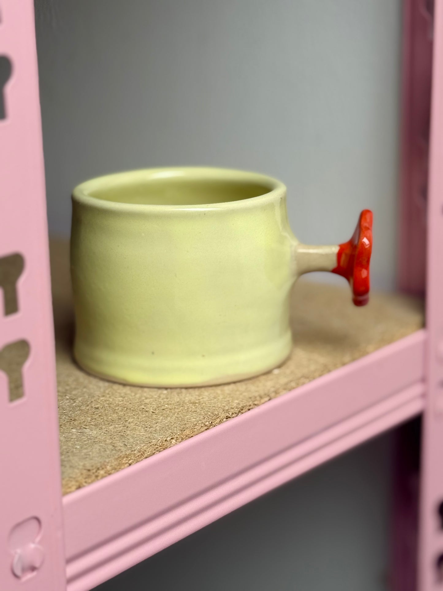 Kubek z uchwytem kwiatkiem