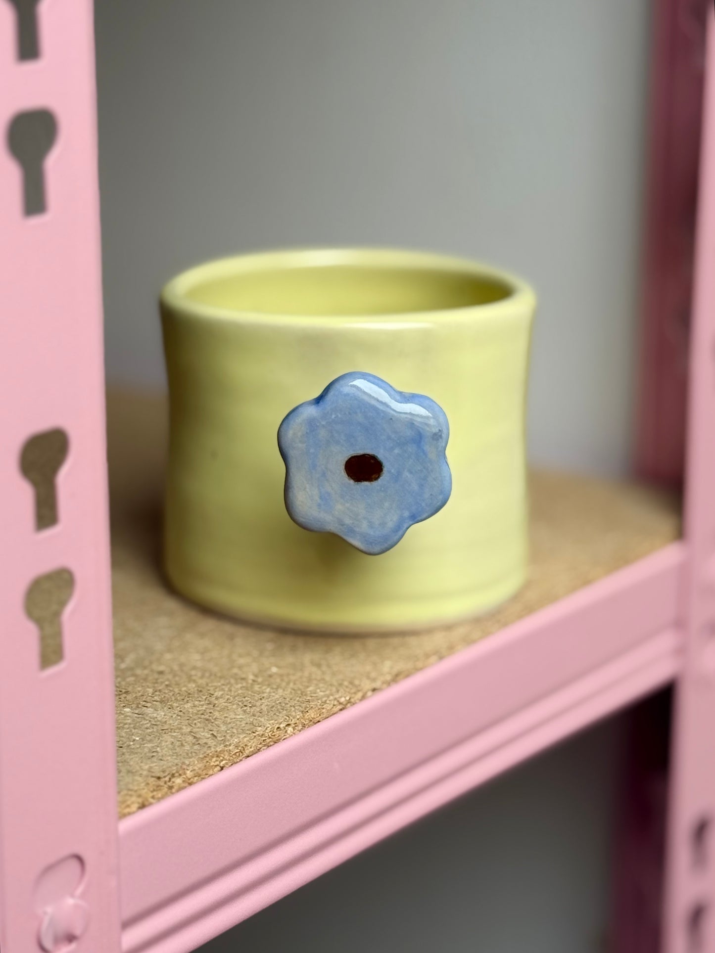 Kubek z uchwytem kwiatkiem- OUTLET