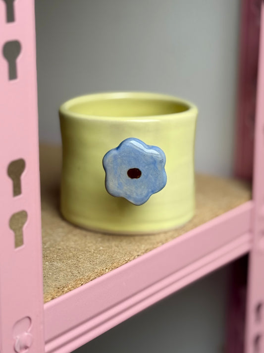 Kubek z uchwytem kwiatkiem- OUTLET