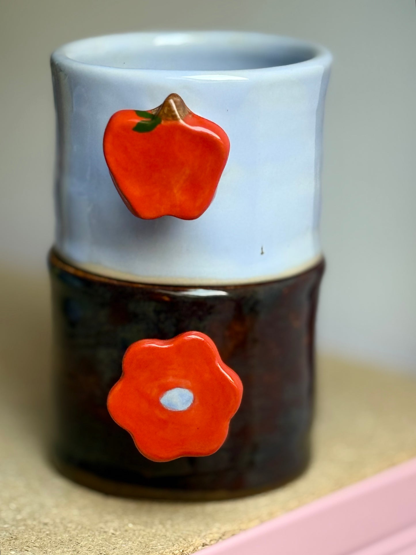 Kubek z uchwytem kwiatkiem- brąz