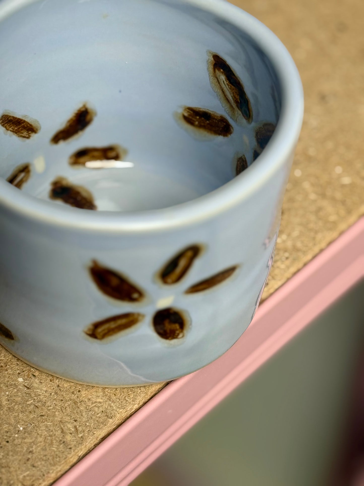 Kubek w brązowe kwiaty