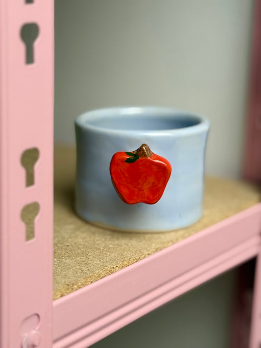 Kubek z uchwytem jabłkiem