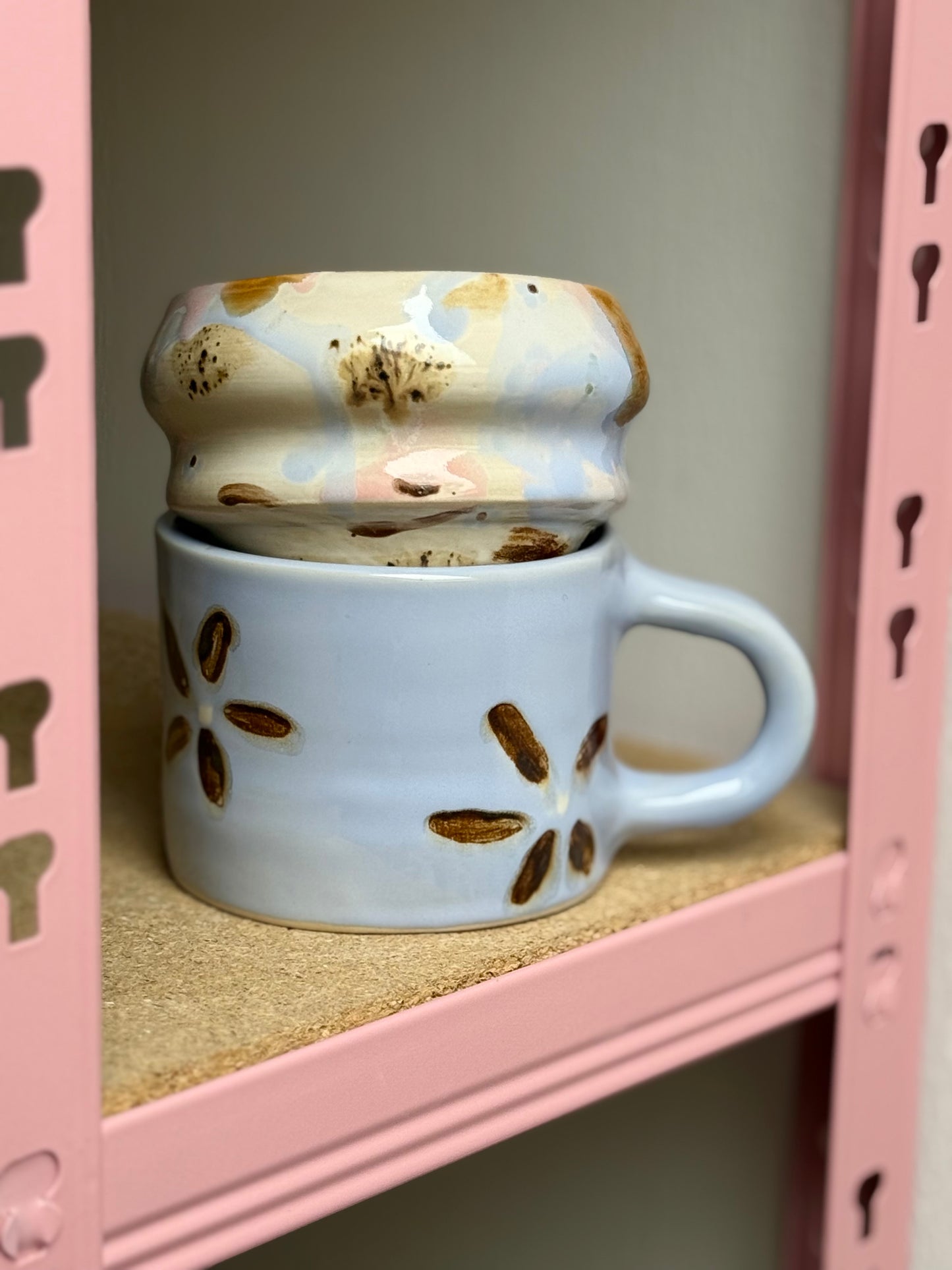 Kubek w brązowe kwiaty