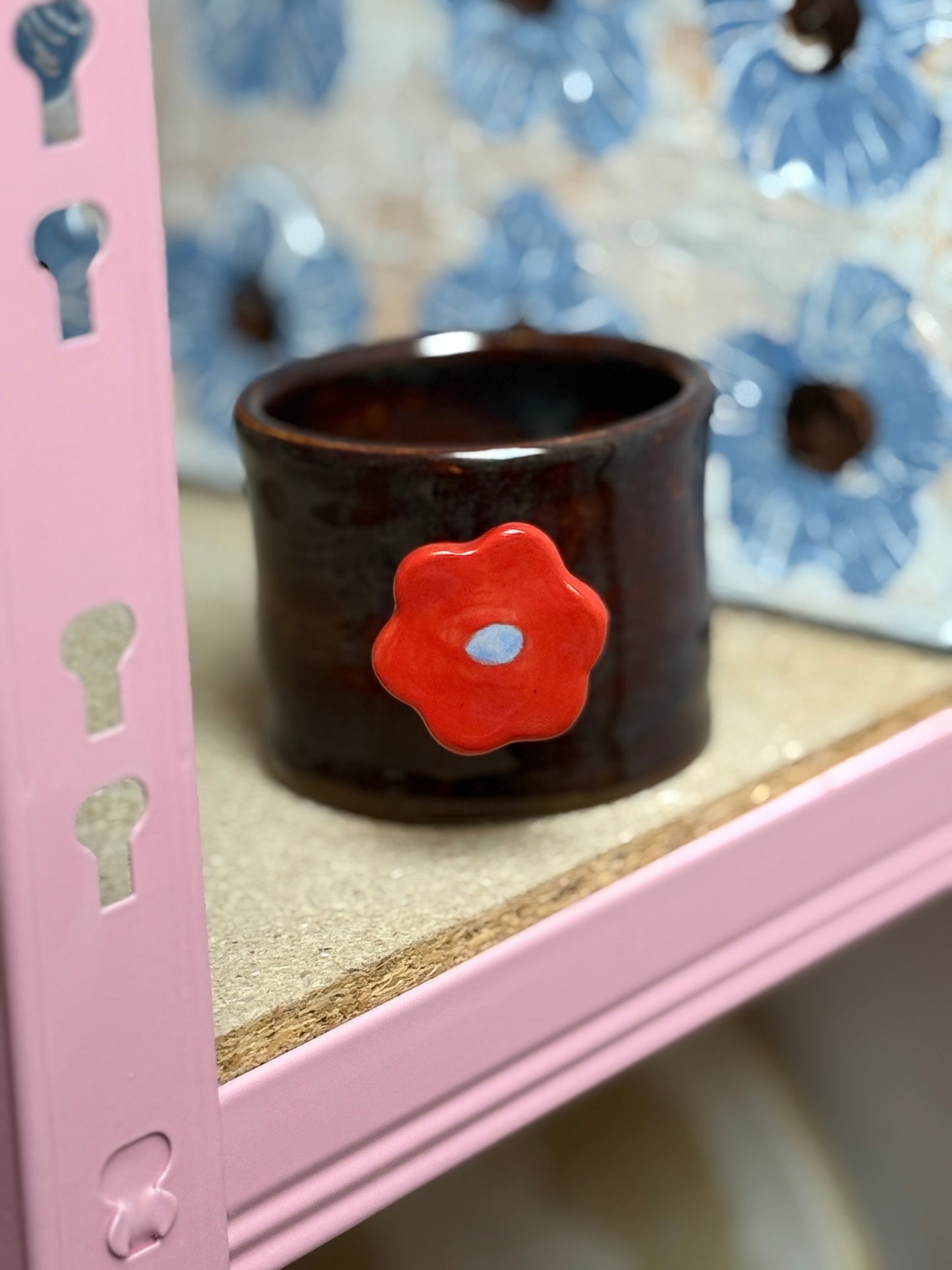 Kubek z uchwytem kwiatkiem- brąz