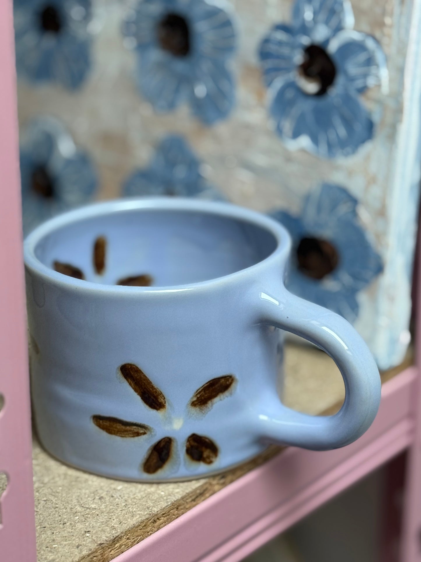 Kubek w brązowe kwiaty