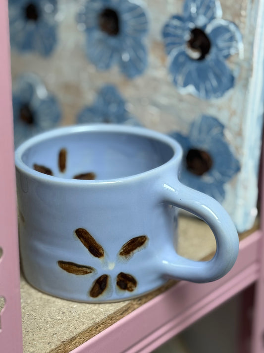 Kubek w brązowe kwiaty