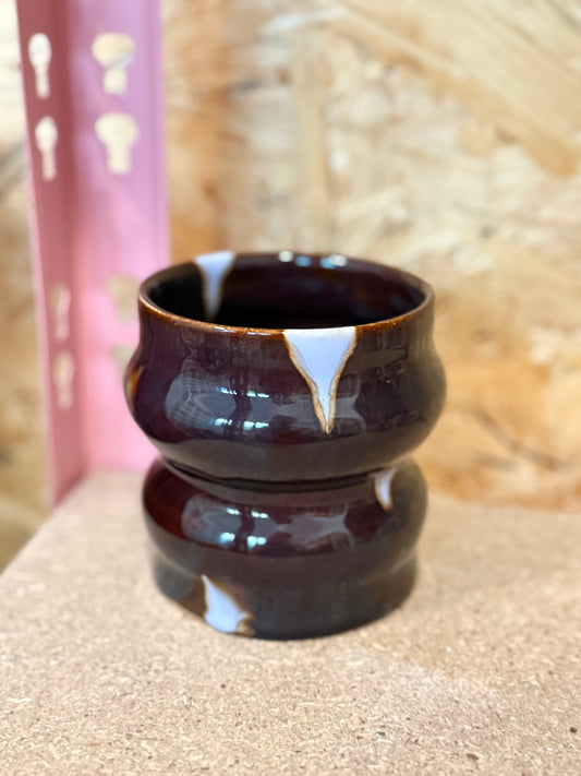 Brązowy kubek w błękitne ciapki