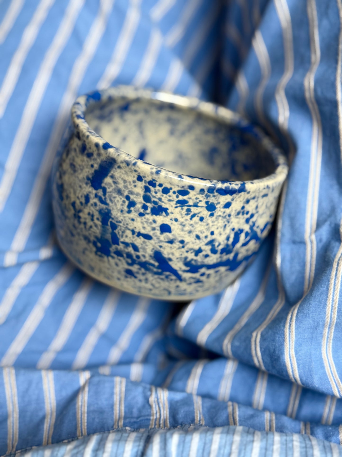 Czarka w ciapki granatowe