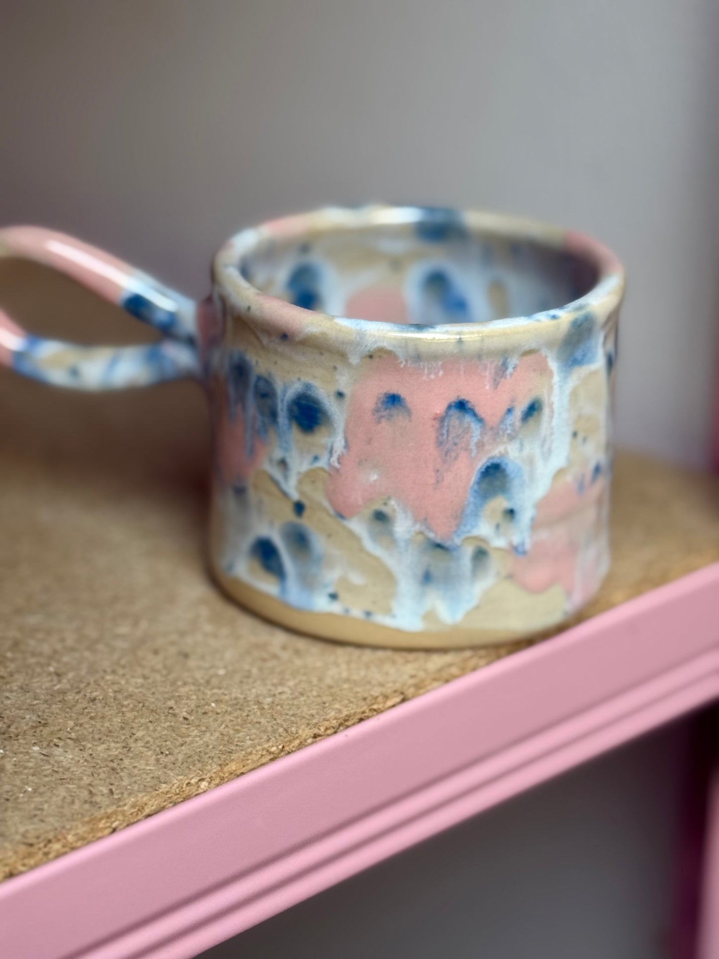 Kubek w plamki różowo-błękitne