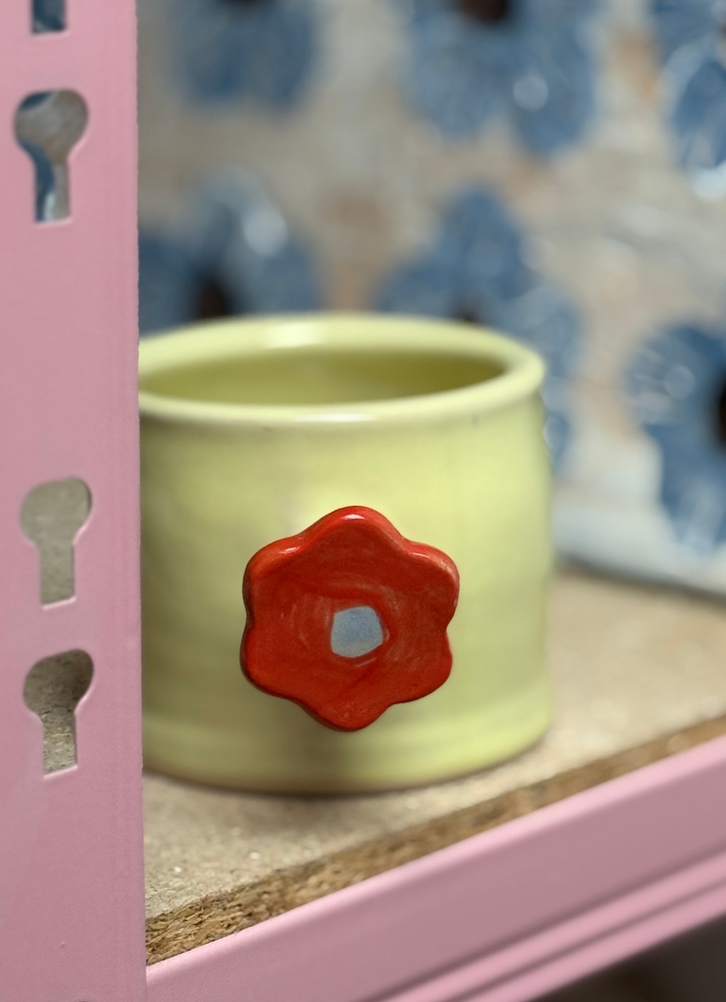 Kubek z uchwytem kwiatkiem