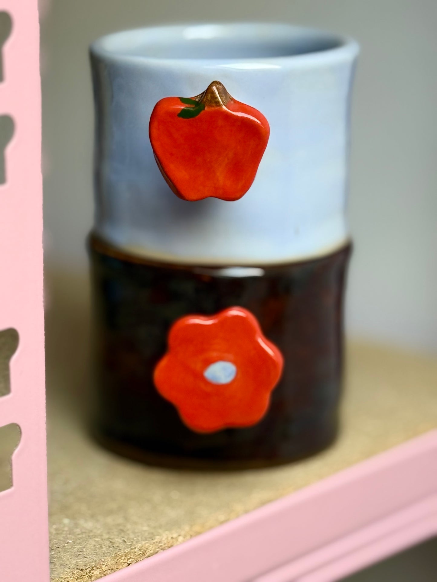 Kubek z uchwytem jabłkiem