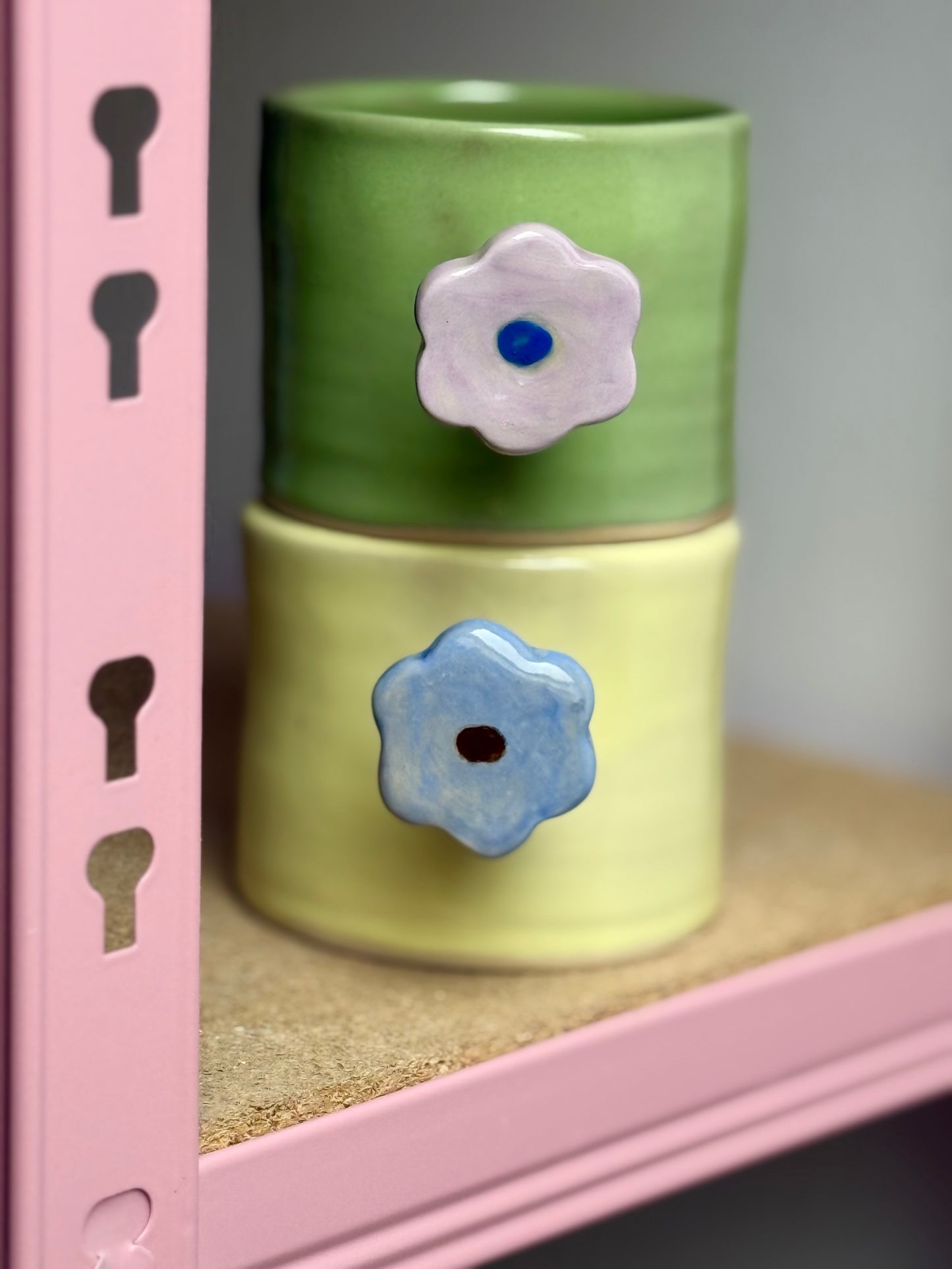 Kubek z uchwytem kwiatkiem- zielony